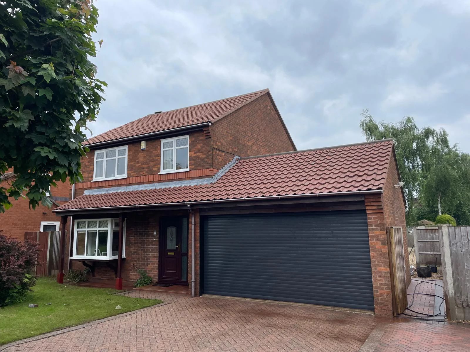 Detached house and garage with a newly tiled red roof